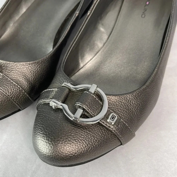 BANDOLINO Metallic Wedge Shoes Pewter Strap Buckle Vegan Leather Size 7.5 - Picture 6 of 12